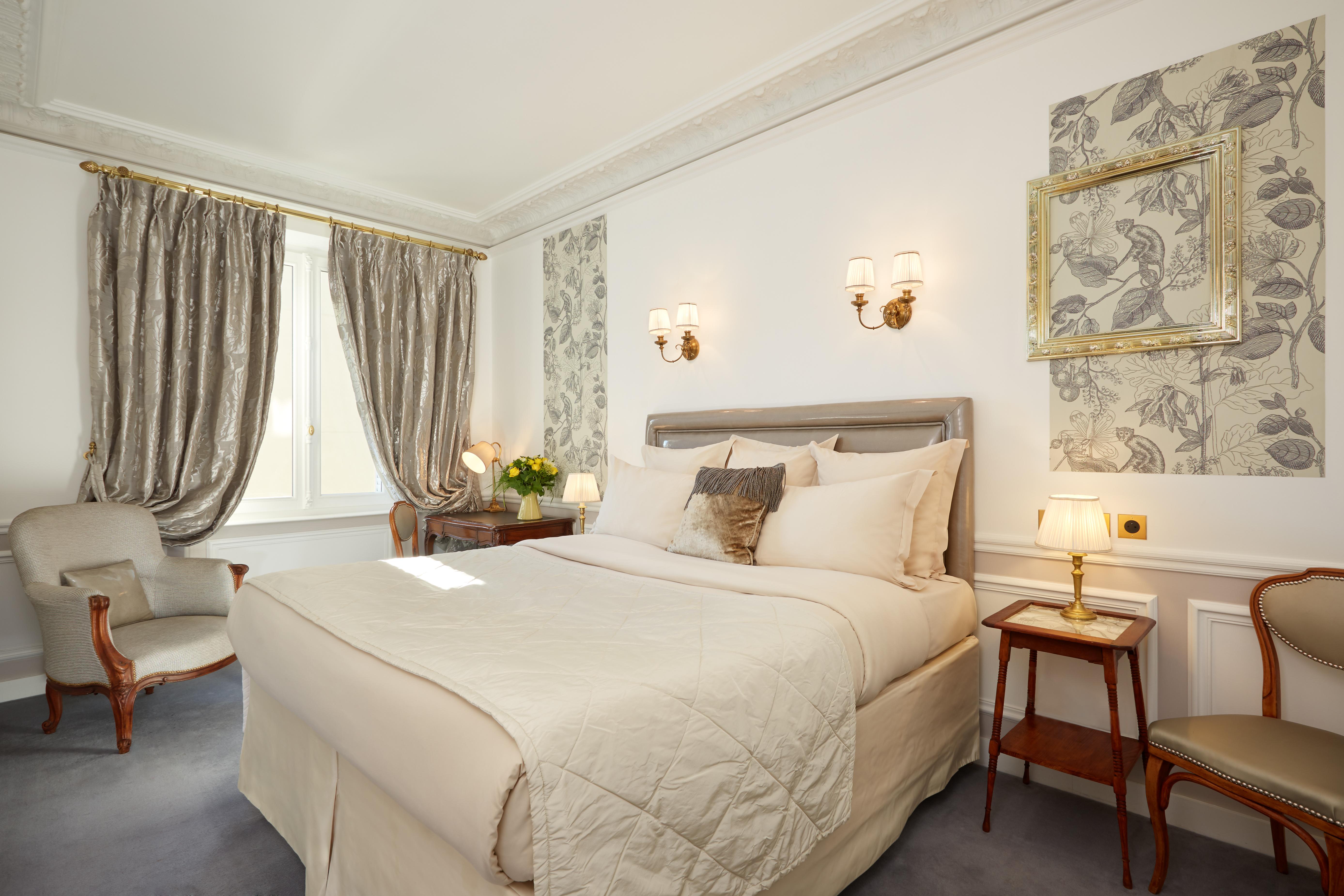 فندق ريجينا لوفر باريس المظهر الخارجي الصورة A bedroom at the hotel