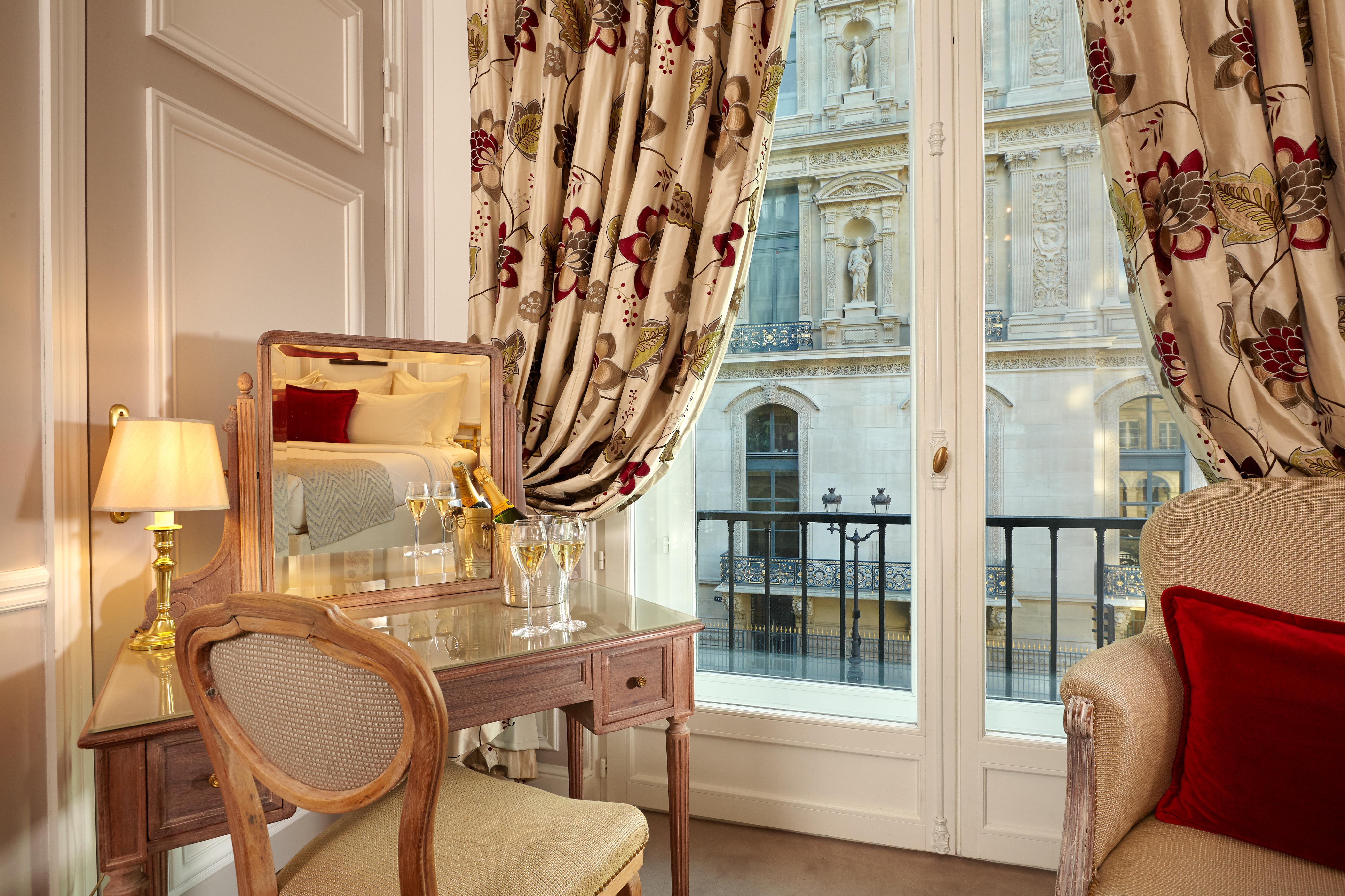فندق ريجينا لوفر باريس المظهر الخارجي الصورة A room at the hotel