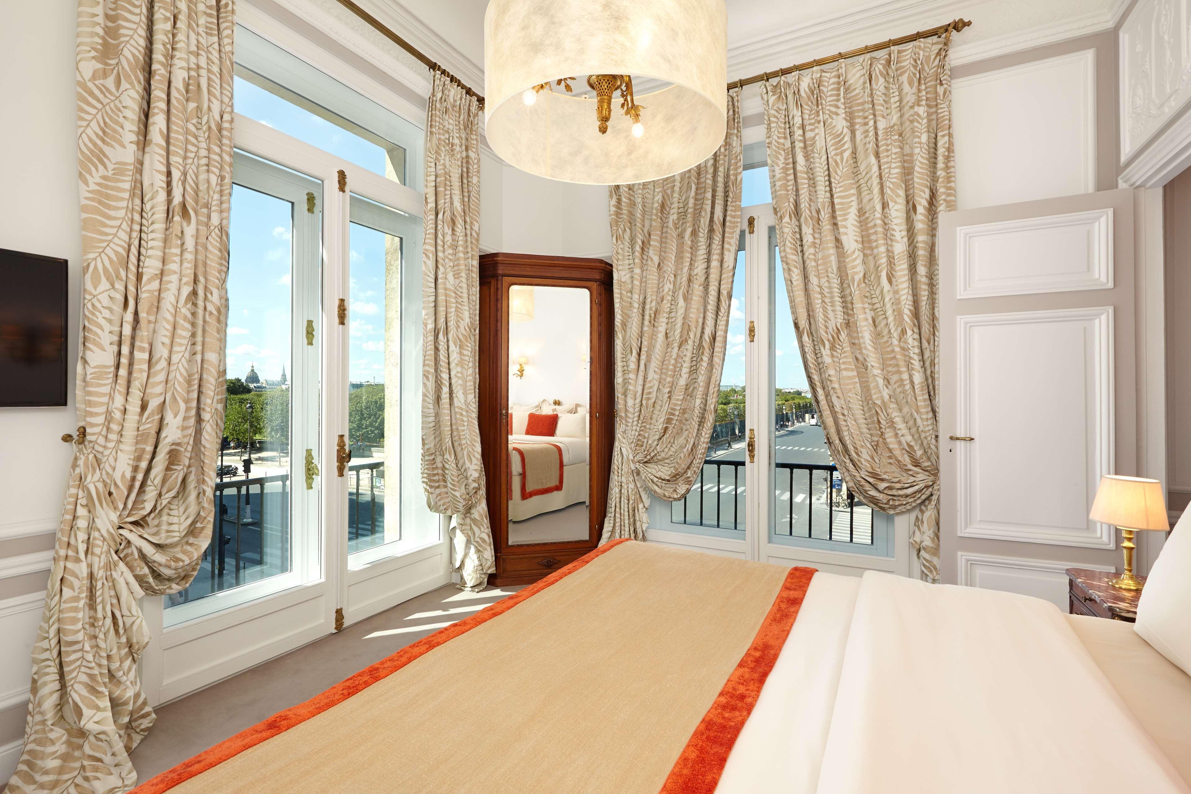 فندق ريجينا لوفر باريس المظهر الخارجي الصورة A bedroom at the Mandarin Oriental, Paris
