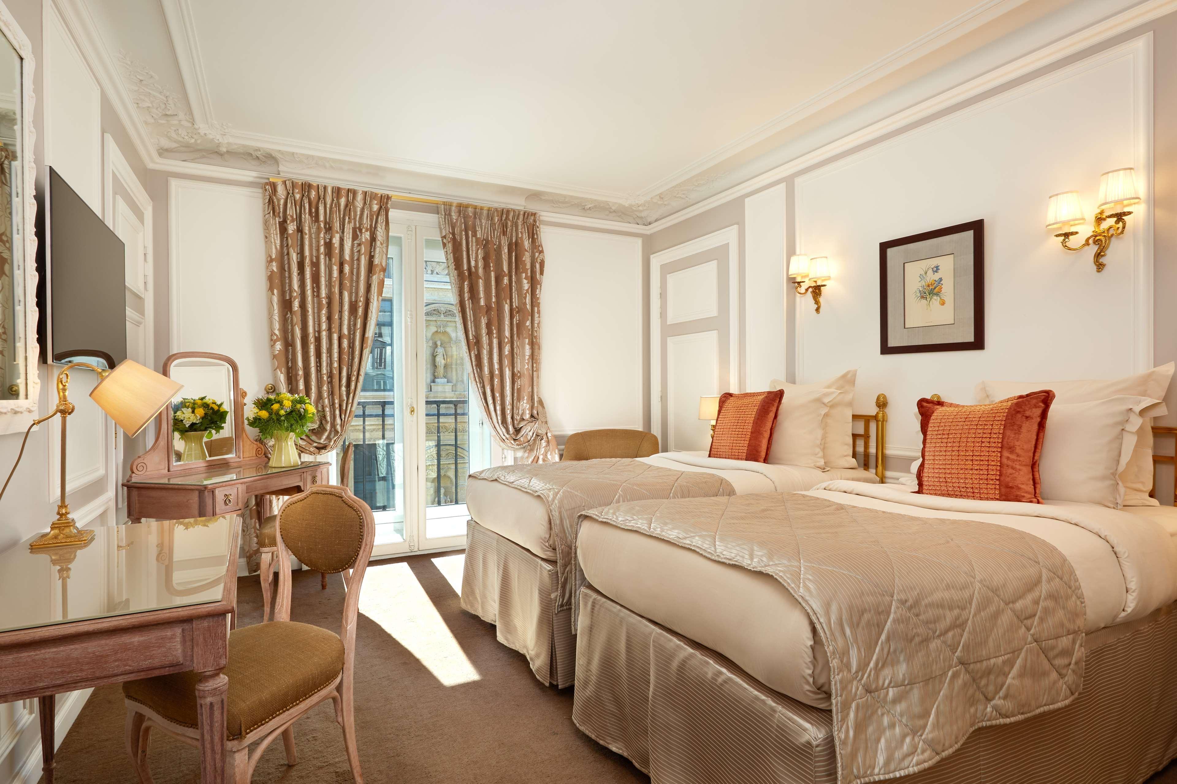 فندق ريجينا لوفر باريس المظهر الخارجي الصورة A room at the hotel