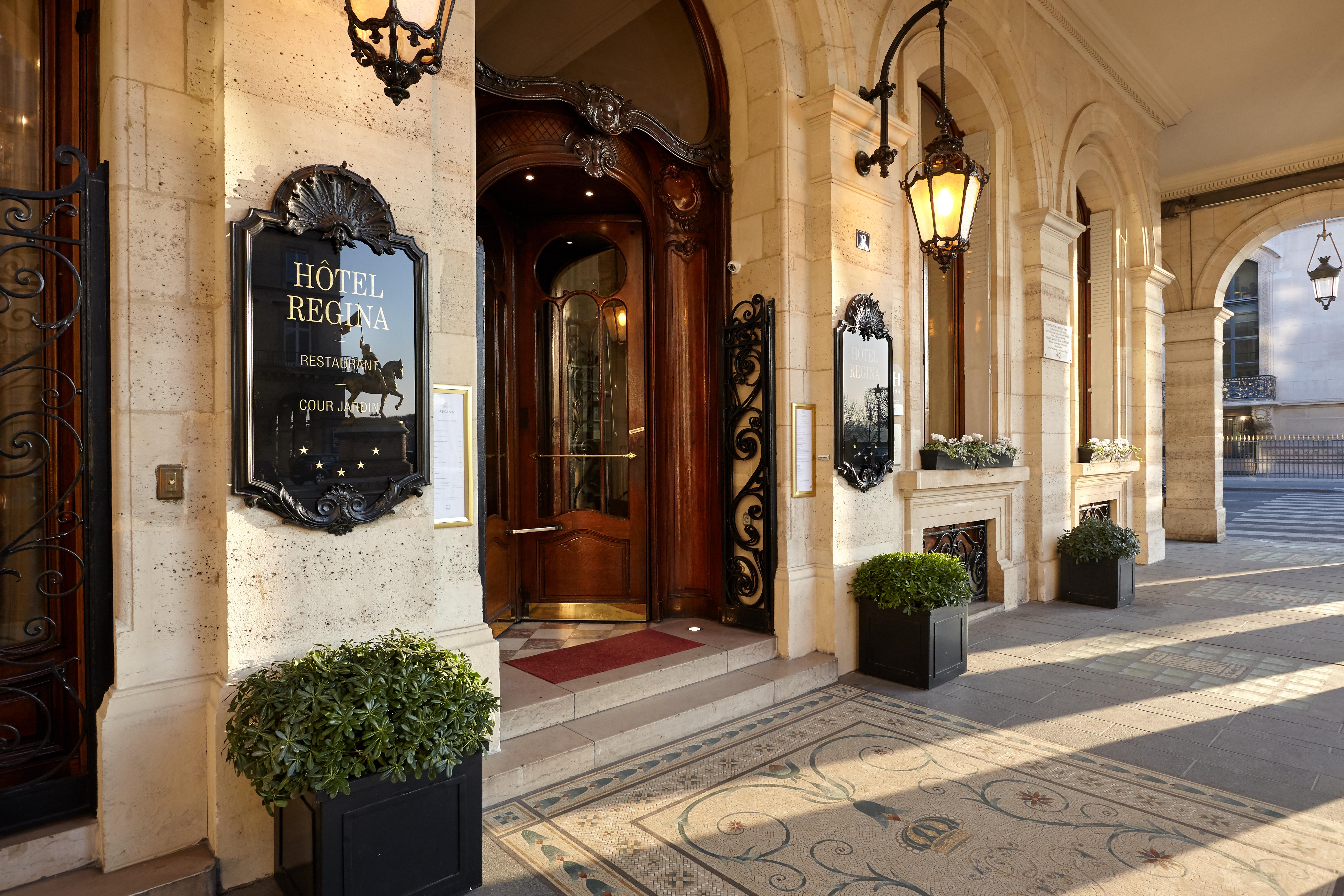 فندق ريجينا لوفر باريس المظهر الخارجي الصورة Entrance of the hotel