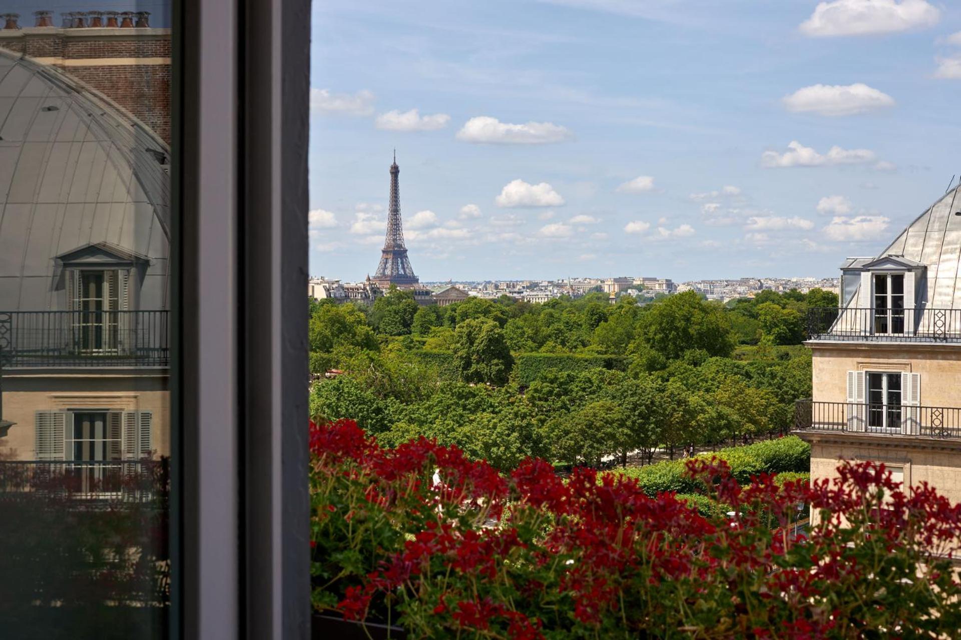 فندق ريجينا لوفر باريس المظهر الخارجي الصورة View of the Eiffel Tower from the window of a room at the hotel