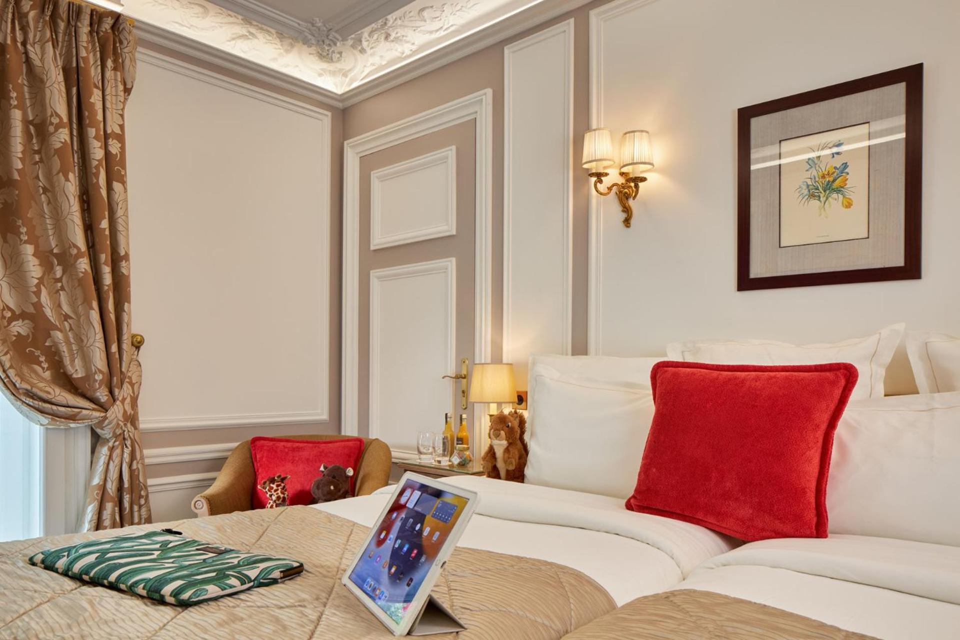 فندق ريجينا لوفر باريس المظهر الخارجي الصورة A room at the hotel