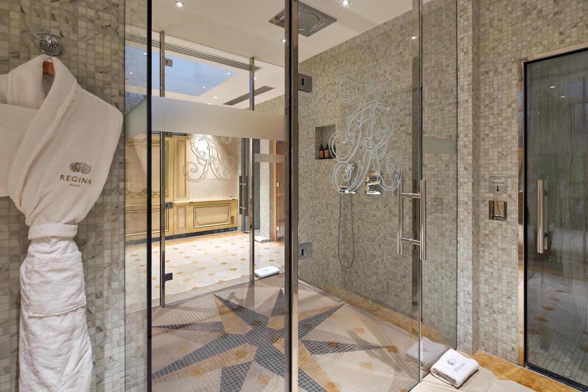 فندق ريجينا لوفر باريس المظهر الخارجي الصورة A shower with a rain shower head