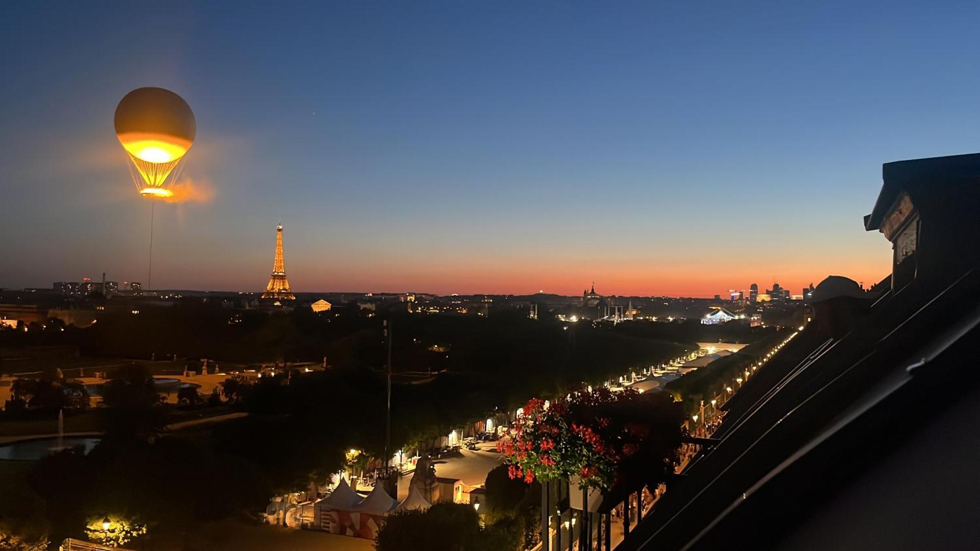 فندق ريجينا لوفر باريس المظهر الخارجي الصورة View of the city from the top of the water tower